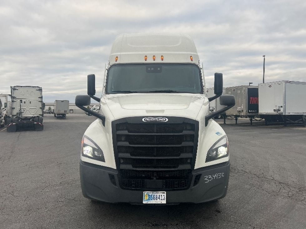Sleeper Tractor-Heavy Duty Tractors-Freightliner-2021-T12664ST-Obetz-OH-527,562\n\t\tmiles-$ 59,750 - Image 2