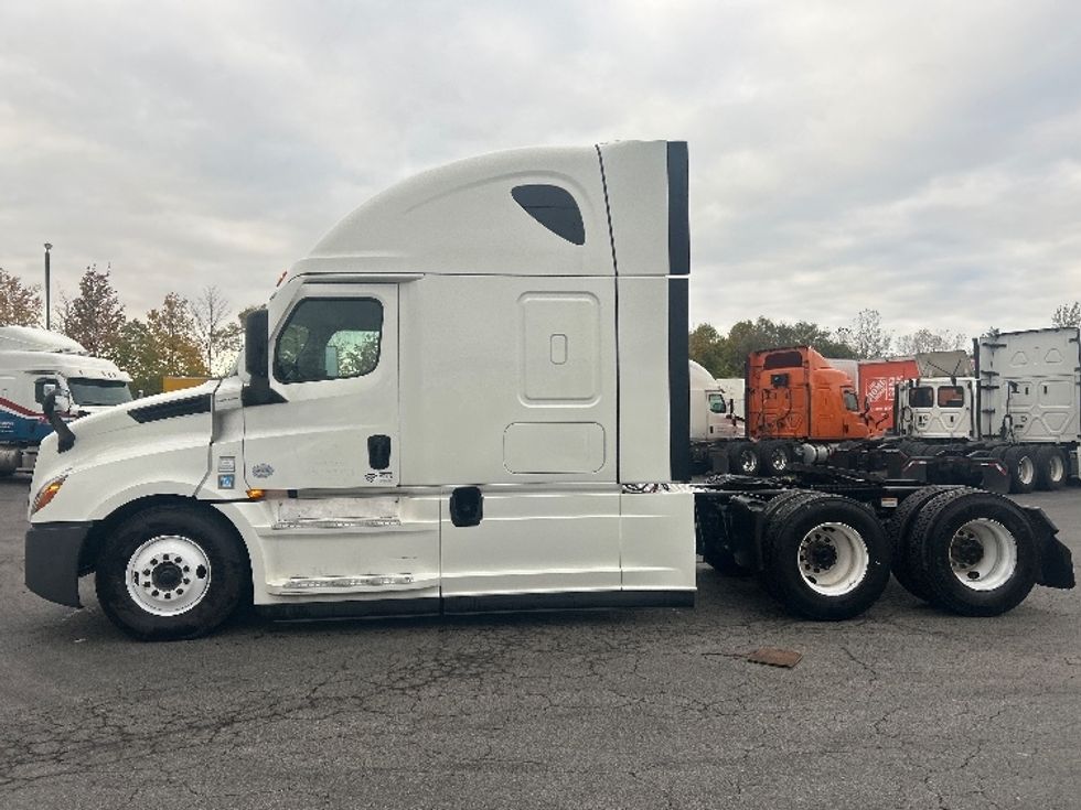Sleeper Tractor-Heavy Duty Tractors-Freightliner-2021-T12664ST-Obetz-OH-527,562\n\t\tmiles-$ 59,750 - Image 4