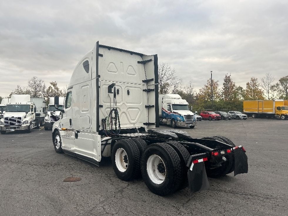 Sleeper Tractor-Heavy Duty Tractors-Freightliner-2021-T12664ST-Obetz-OH-527,562\n\t\tmiles-$ 59,750 - Image 5
