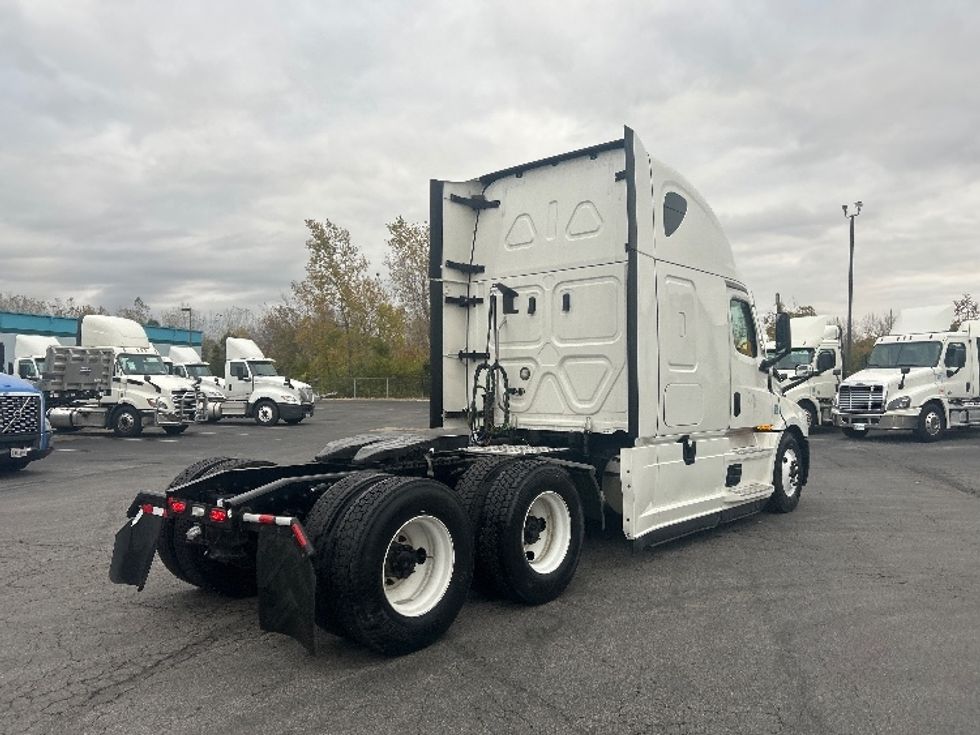 Sleeper Tractor-Heavy Duty Tractors-Freightliner-2021-T12664ST-Obetz-OH-527,562\n\t\tmiles-$ 59,750 - Image 7