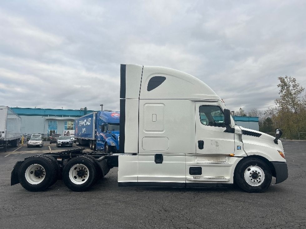Sleeper Tractor-Heavy Duty Tractors-Freightliner-2021-T12664ST-Obetz-OH-527,562\n\t\tmiles-$ 59,750 - Image 8