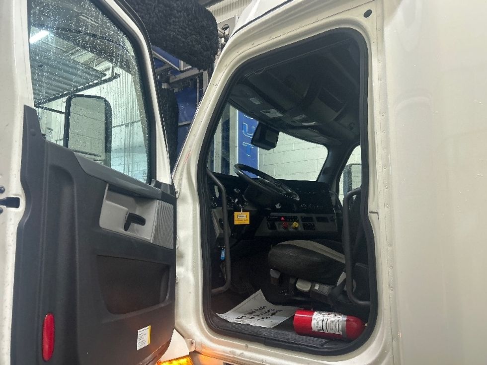 Sleeper Tractor-Heavy Duty Tractors-Freightliner-2021-T12664ST-Obetz-OH-527,562\n\t\tmiles-$ 59,750 - Image 9