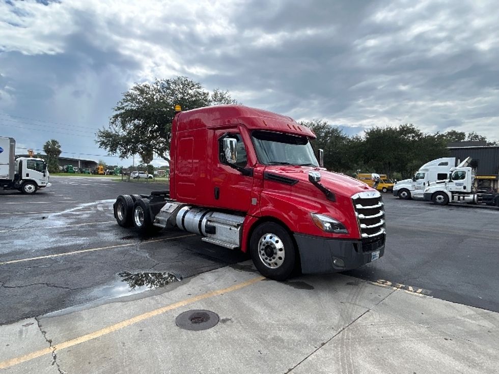 Sleeper Tractor-Heavy Duty Tractors-Freightliner-2021-T12664ST-Ocala-FL-490,888\n\t\tmiles-$ 74,500 - Image 1