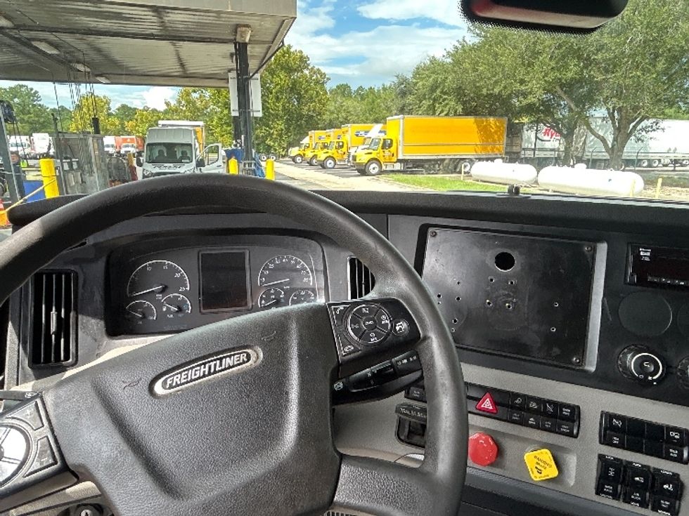 Sleeper Tractor-Heavy Duty Tractors-Freightliner-2021-T12664ST-Ocala-FL-490,888\n\t\tmiles-$ 74,500 - Image 11