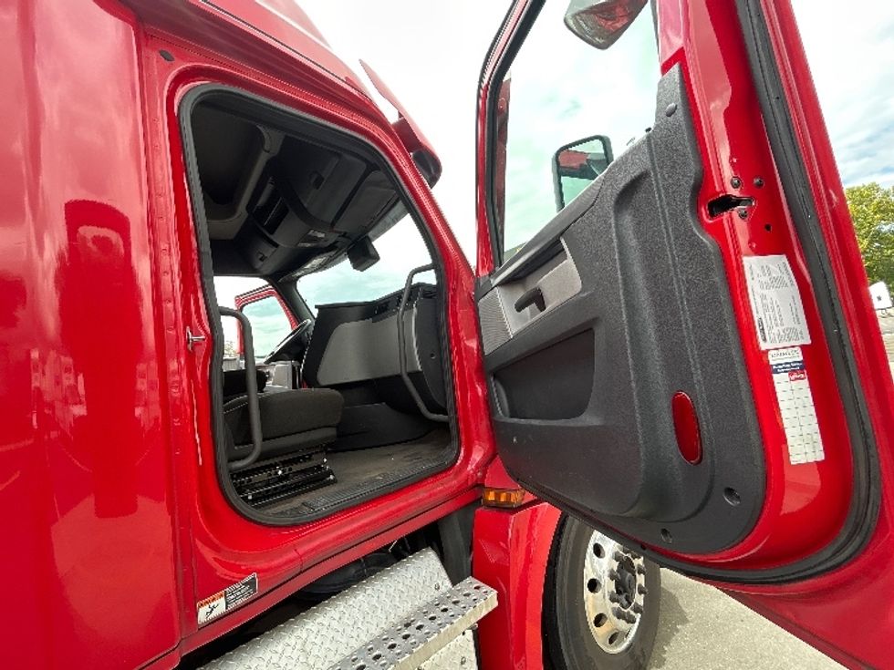 Sleeper Tractor-Heavy Duty Tractors-Freightliner-2021-T12664ST-Ocala-FL-490,888\n\t\tmiles-$ 74,500 - Image 13