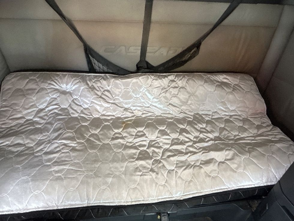 Sleeper Tractor-Heavy Duty Tractors-Freightliner-2021-T12664ST-Ocala-FL-490,888\n\t\tmiles-$ 74,500 - Image 17