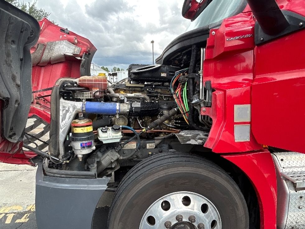 Sleeper Tractor-Heavy Duty Tractors-Freightliner-2021-T12664ST-Ocala-FL-490,888\n\t\tmiles-$ 74,500 - Image 21