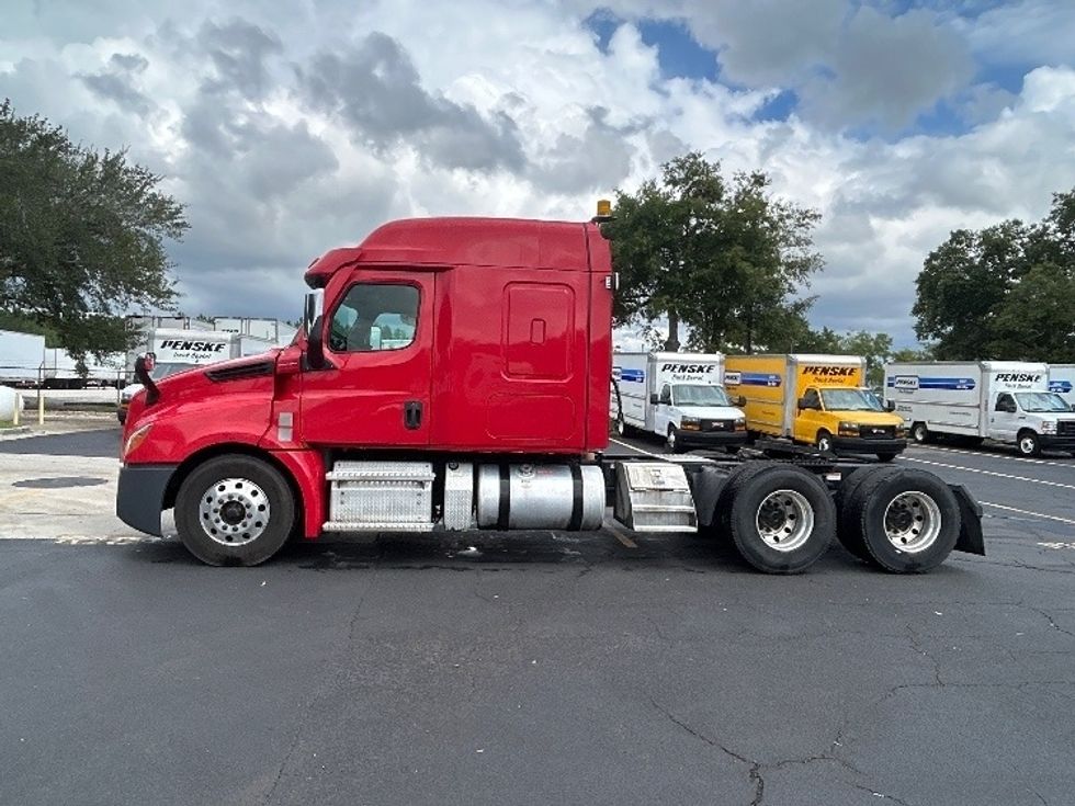 Sleeper Tractor-Heavy Duty Tractors-Freightliner-2021-T12664ST-Ocala-FL-490,888\n\t\tmiles-$ 74,500 - Image 4