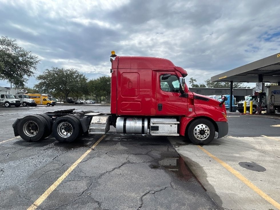 Sleeper Tractor-Heavy Duty Tractors-Freightliner-2021-T12664ST-Ocala-FL-490,888\n\t\tmiles-$ 74,500 - Image 8