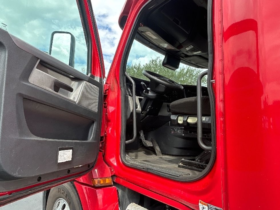 Sleeper Tractor-Heavy Duty Tractors-Freightliner-2021-T12664ST-Ocala-FL-490,888\n\t\tmiles-$ 74,500 - Image 9