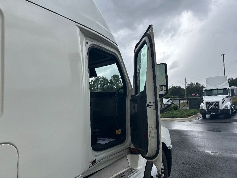 Sleeper Tractor-Heavy Duty Tractors-Freightliner-2021-T12664ST-Ocala-FL-625,947\n\t\tmiles-$ 53,250 - Image 13