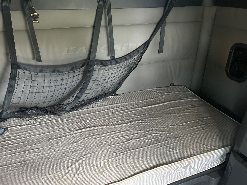 Sleeper Tractor-Heavy Duty Tractors-Freightliner-2021-T12664ST-Ocala-FL-625,947\n\t\tmiles-$ 53,250 - Image 17