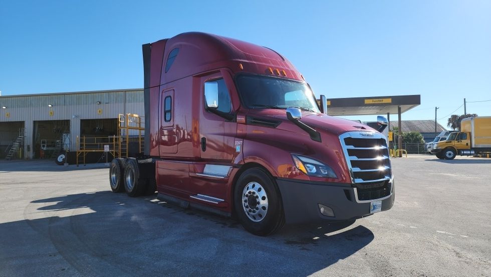 Sleeper Tractor-Heavy Duty Tractors-Freightliner-2021-T12664ST-Ocala-FL-689,404\n\t\tmiles-$ 45,000 - Image 1