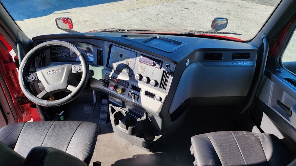 Sleeper Tractor-Heavy Duty Tractors-Freightliner-2021-T12664ST-Ocala-FL-689,404\n\t\tmiles-$ 45,000 - Image 12