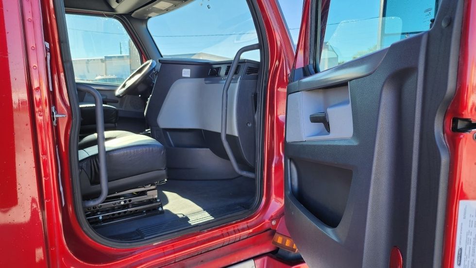 Sleeper Tractor-Heavy Duty Tractors-Freightliner-2021-T12664ST-Ocala-FL-689,404\n\t\tmiles-$ 45,000 - Image 13