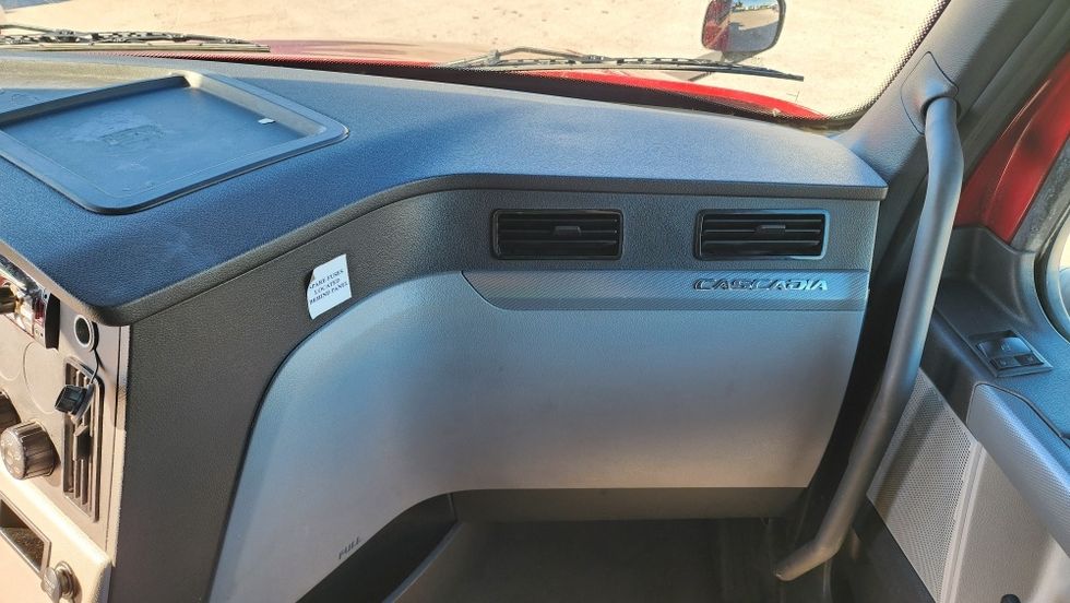 Sleeper Tractor-Heavy Duty Tractors-Freightliner-2021-T12664ST-Ocala-FL-689,404\n\t\tmiles-$ 45,000 - Image 14