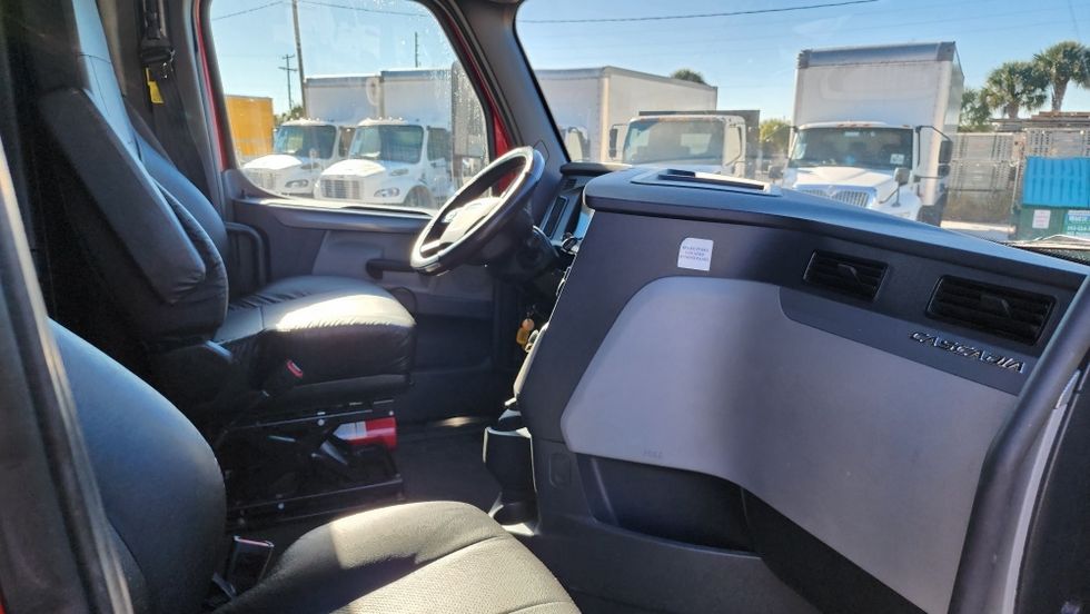 Sleeper Tractor-Heavy Duty Tractors-Freightliner-2021-T12664ST-Ocala-FL-689,404\n\t\tmiles-$ 45,000 - Image 15