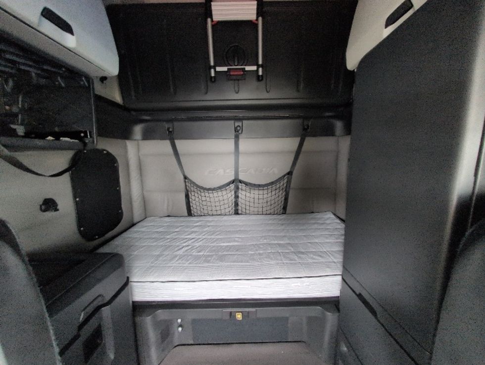 Sleeper Tractor-Heavy Duty Tractors-Freightliner-2021-T12664ST-Ocala-FL-689,404\n\t\tmiles-$ 45,000 - Image 16