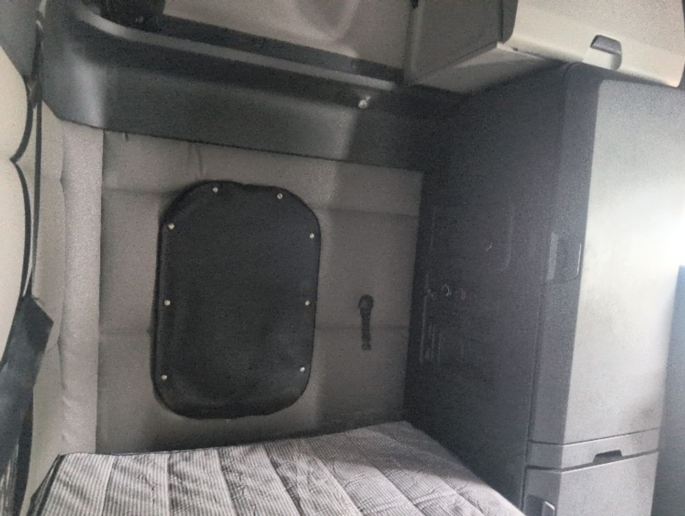 Sleeper Tractor-Heavy Duty Tractors-Freightliner-2021-T12664ST-Ocala-FL-689,404\n\t\tmiles-$ 45,000 - Image 18