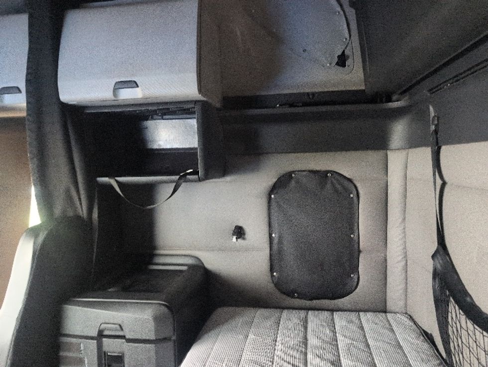 Sleeper Tractor-Heavy Duty Tractors-Freightliner-2021-T12664ST-Ocala-FL-689,404\n\t\tmiles-$ 45,000 - Image 19