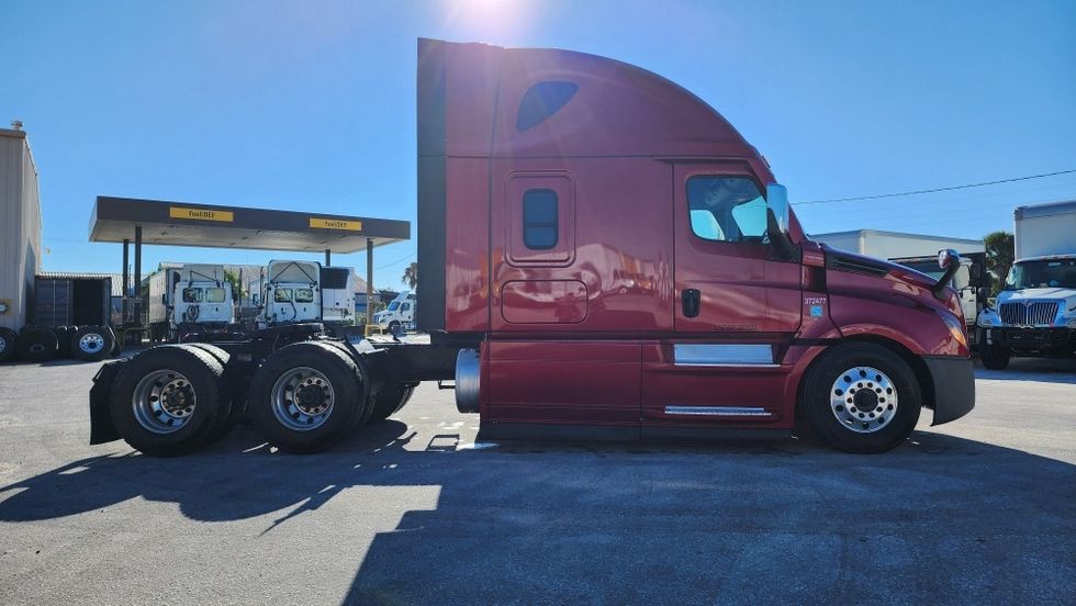 Sleeper Tractor-Heavy Duty Tractors-Freightliner-2021-T12664ST-Ocala-FL-689,404\n\t\tmiles-$ 45,000 - Image 8