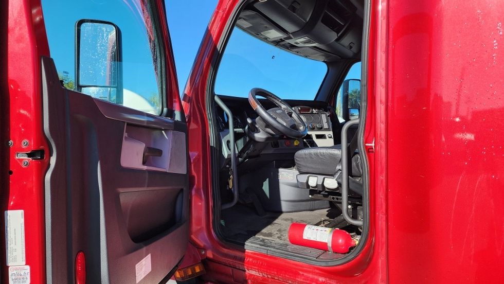 Sleeper Tractor-Heavy Duty Tractors-Freightliner-2021-T12664ST-Ocala-FL-689,404\n\t\tmiles-$ 45,000 - Image 9