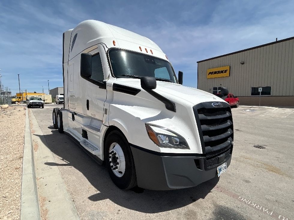 Sleeper Tractor-Heavy Duty Tractors-Freightliner-2021-T12664ST-Odessa-TX-542,990\n\t\tmiles-$ 61,500 - Image 1