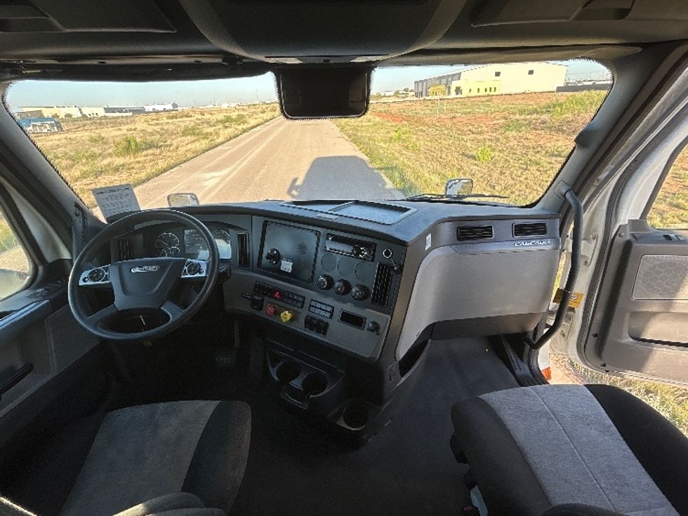 Sleeper Tractor-Heavy Duty Tractors-Freightliner-2021-T12664ST-Odessa-TX-542,990\n\t\tmiles-$ 61,500 - Image 12