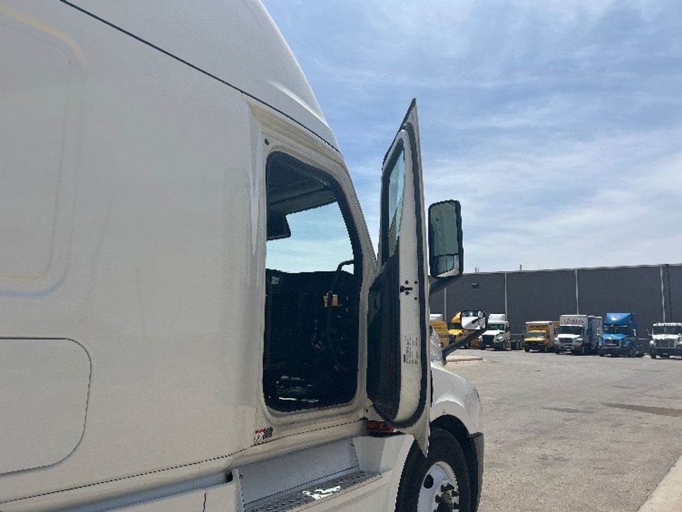 Sleeper Tractor-Heavy Duty Tractors-Freightliner-2021-T12664ST-Odessa-TX-542,990\n\t\tmiles-$ 61,500 - Image 13