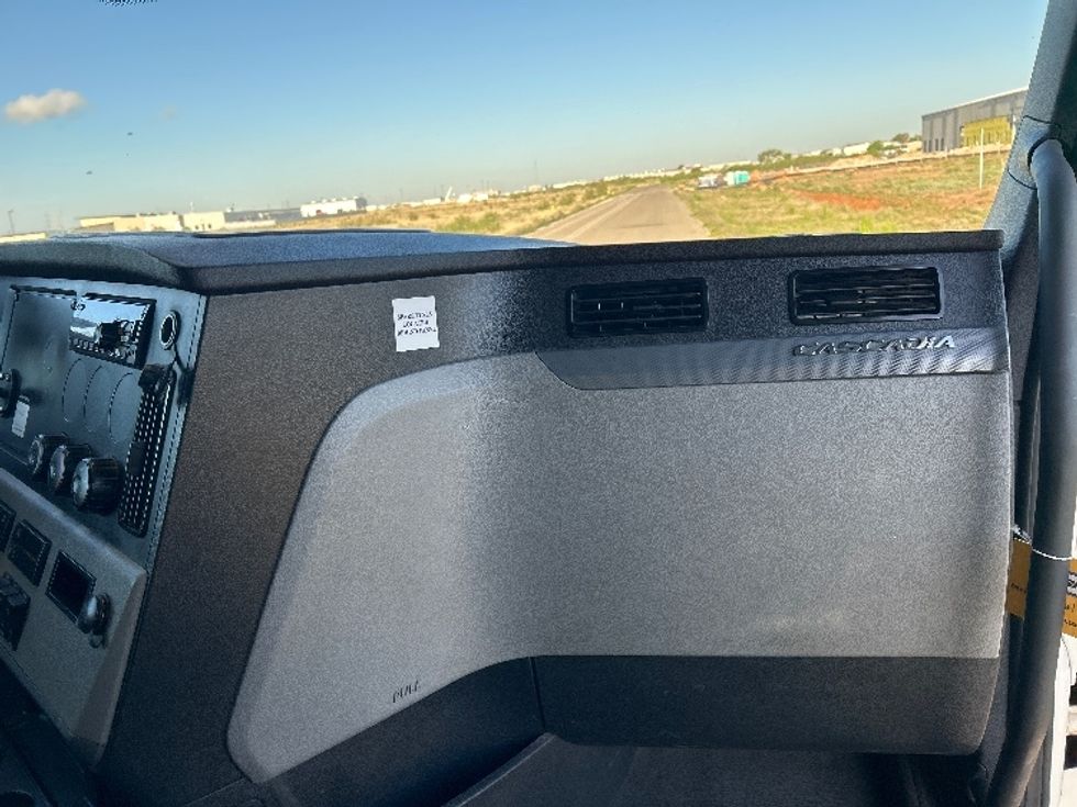 Sleeper Tractor-Heavy Duty Tractors-Freightliner-2021-T12664ST-Odessa-TX-542,990\n\t\tmiles-$ 61,500 - Image 14