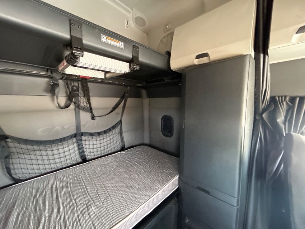 Sleeper Tractor-Heavy Duty Tractors-Freightliner-2021-T12664ST-Odessa-TX-542,990\n\t\tmiles-$ 61,500 - Image 18