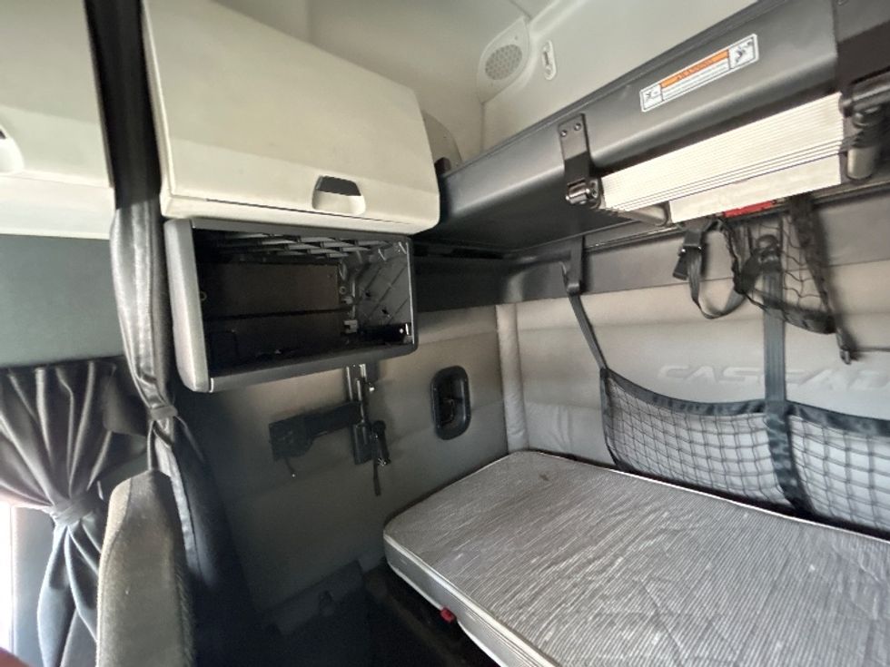 Sleeper Tractor-Heavy Duty Tractors-Freightliner-2021-T12664ST-Odessa-TX-542,990\n\t\tmiles-$ 61,500 - Image 19