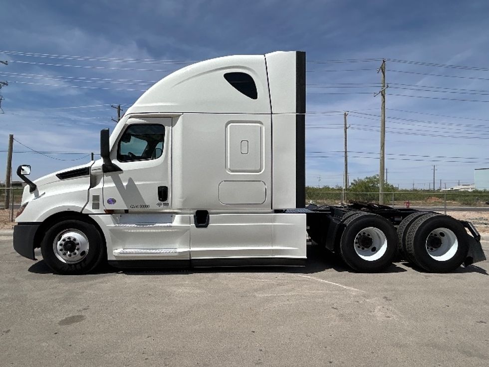 Sleeper Tractor-Heavy Duty Tractors-Freightliner-2021-T12664ST-Odessa-TX-542,990\n\t\tmiles-$ 61,500 - Image 4