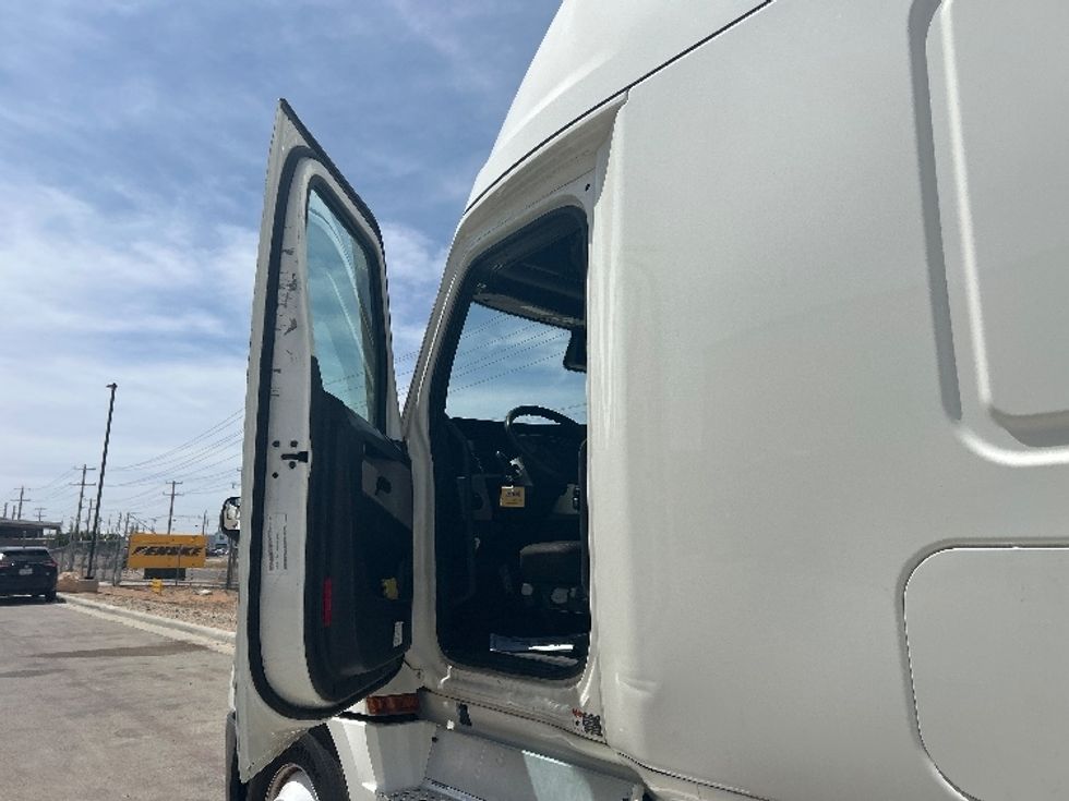 Sleeper Tractor-Heavy Duty Tractors-Freightliner-2021-T12664ST-Odessa-TX-542,990\n\t\tmiles-$ 61,500 - Image 9