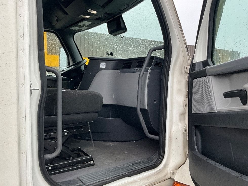 Sleeper Tractor-Heavy Duty Tractors-Freightliner-2021-T12664ST-Ogden-UT-565,740\n\t\tmiles-$ 65,750 - Image 13