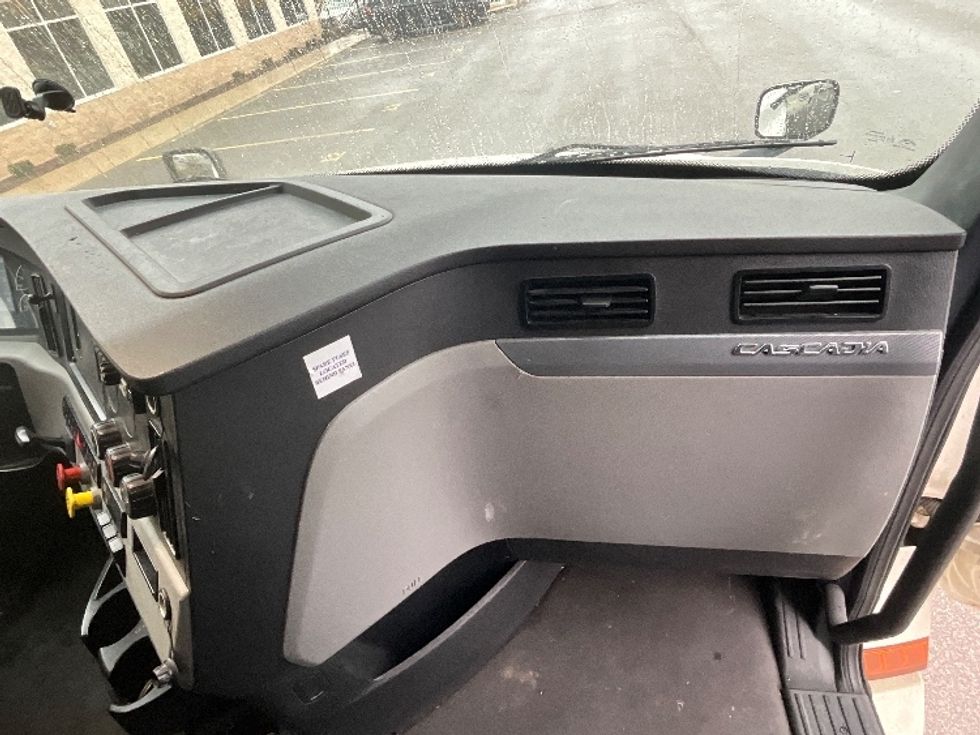 Sleeper Tractor-Heavy Duty Tractors-Freightliner-2021-T12664ST-Ogden-UT-565,740\n\t\tmiles-$ 65,750 - Image 14