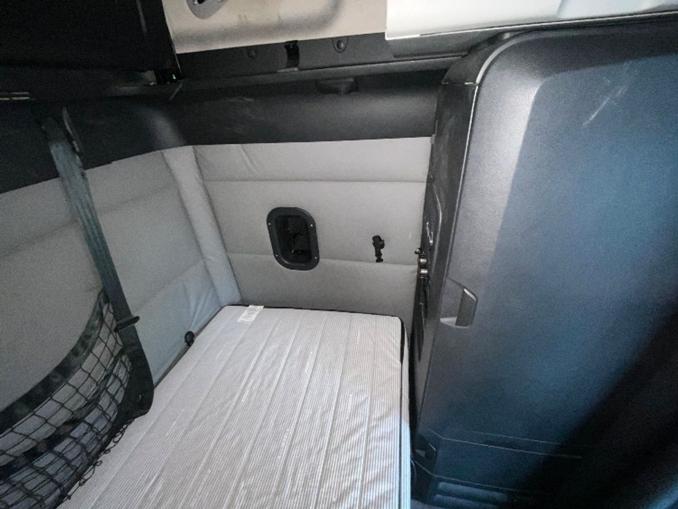 Sleeper Tractor-Heavy Duty Tractors-Freightliner-2021-T12664ST-Ogden-UT-565,740\n\t\tmiles-$ 65,750 - Image 18