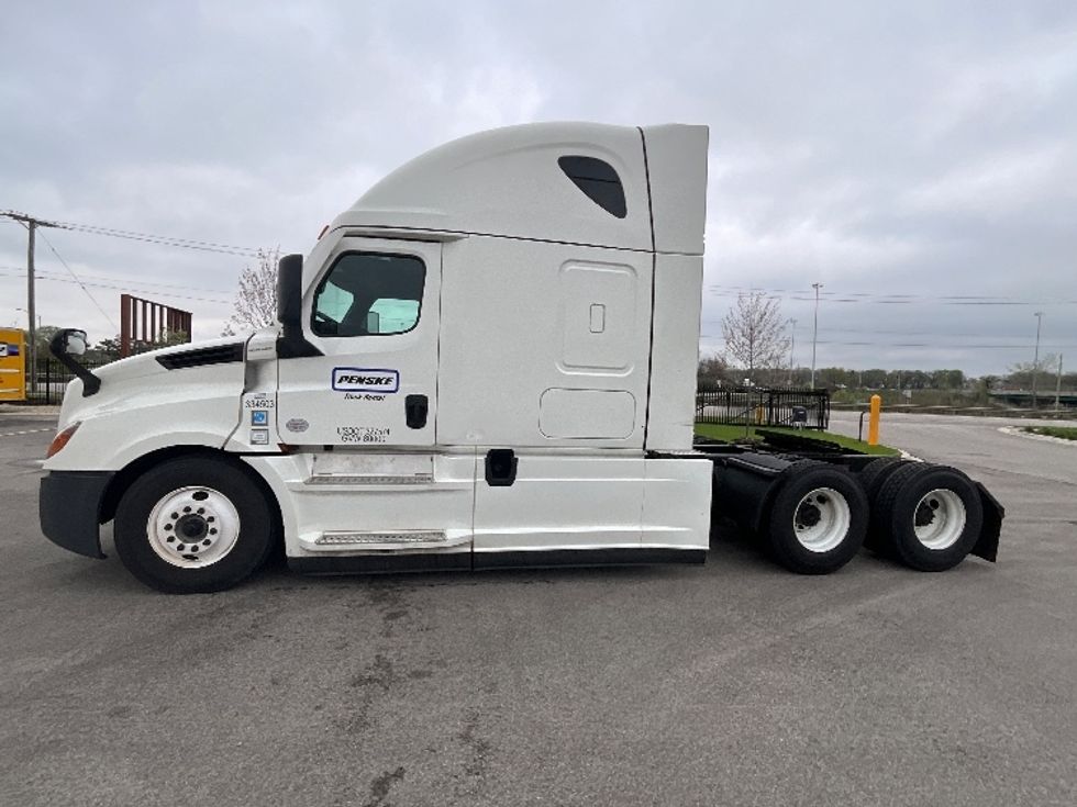 Sleeper Tractor-Heavy Duty Tractors-Freightliner-2021-T12664ST-Ogden-UT-565,740\n\t\tmiles-$ 65,750 - Image 4