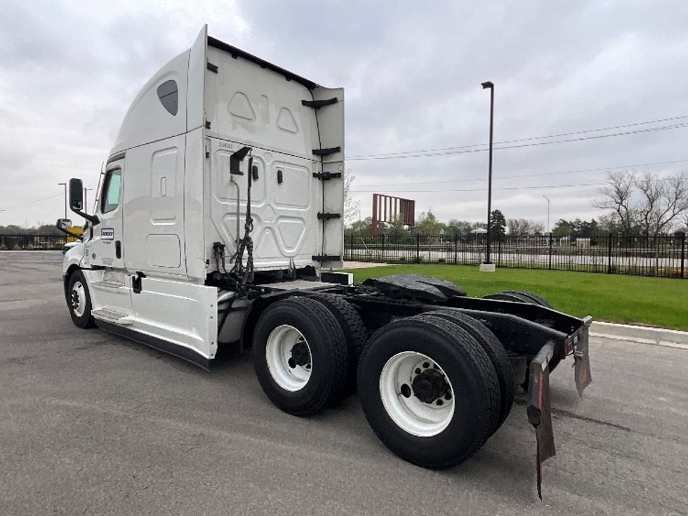 Sleeper Tractor-Heavy Duty Tractors-Freightliner-2021-T12664ST-Ogden-UT-565,740\n\t\tmiles-$ 65,750 - Image 5