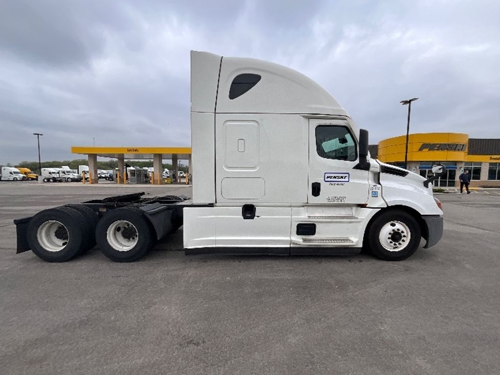 Sleeper Tractor-Heavy Duty Tractors-Freightliner-2021-T12664ST-Ogden-UT-565,740\n\t\tmiles-$ 65,750 - Image 8