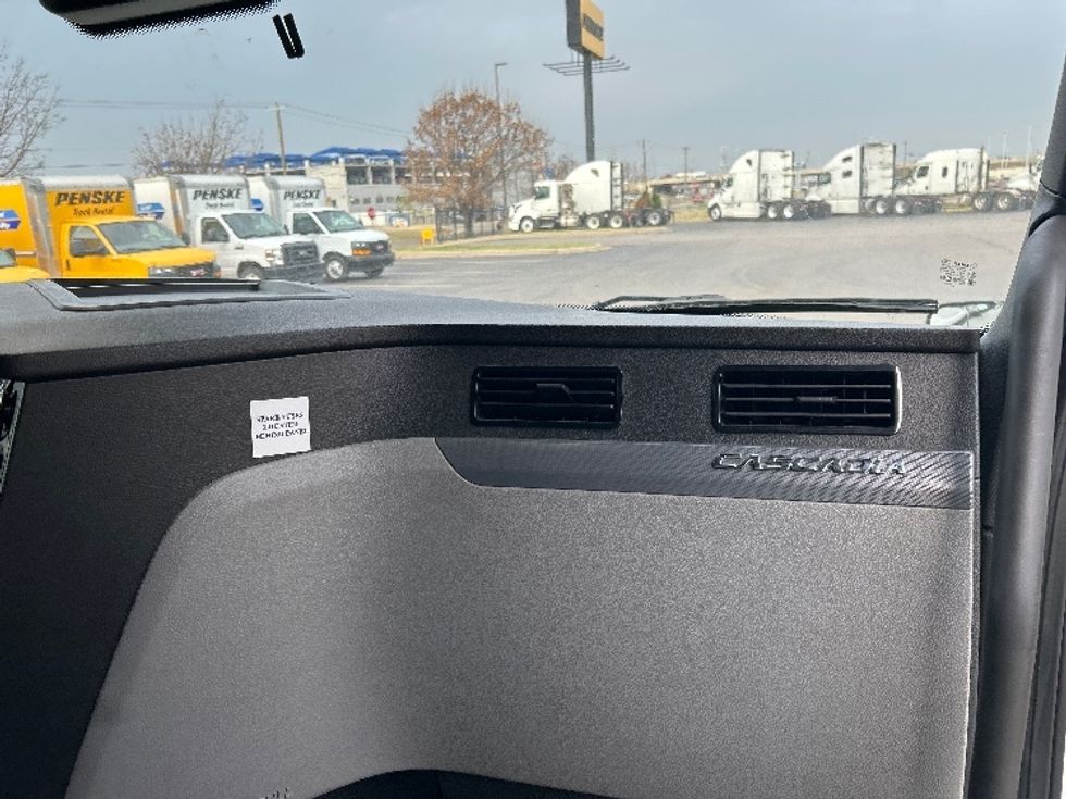 Sleeper Tractor-Heavy Duty Tractors-Freightliner-2021-T12664ST-Oklahoma City-OK-395,980\n\t\tmiles-$ 73,750 - Image 14