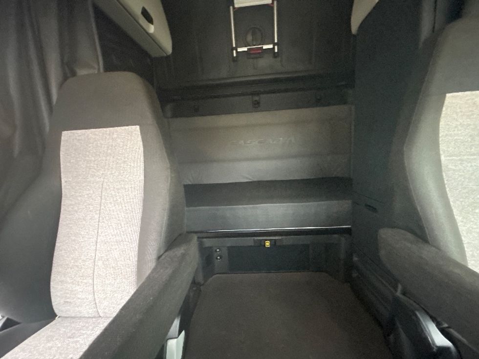 Sleeper Tractor-Heavy Duty Tractors-Freightliner-2021-T12664ST-Oklahoma City-OK-395,980\n\t\tmiles-$ 73,750 - Image 16