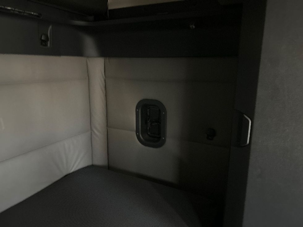 Sleeper Tractor-Heavy Duty Tractors-Freightliner-2021-T12664ST-Oklahoma City-OK-395,980\n\t\tmiles-$ 73,750 - Image 18