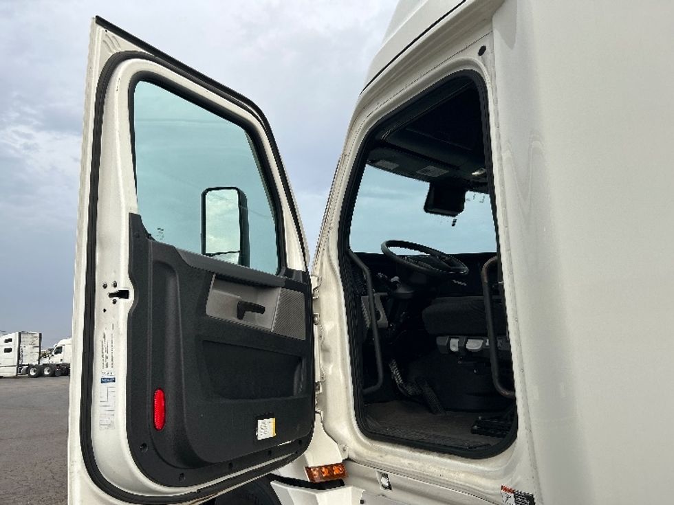 Sleeper Tractor-Heavy Duty Tractors-Freightliner-2021-T12664ST-Oklahoma City-OK-395,980\n\t\tmiles-$ 73,750 - Image 9