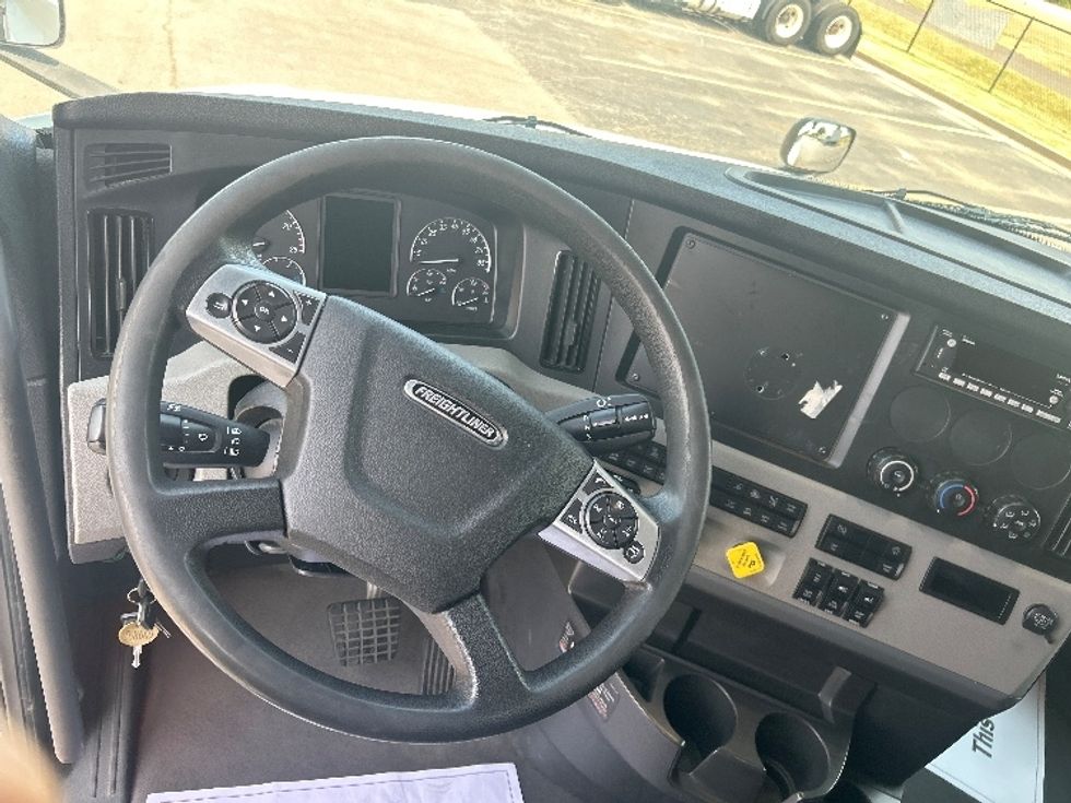 Sleeper Tractor-Heavy Duty Tractors-Freightliner-2021-T12664ST-Oklahoma City-OK-451,672\n\t\tmiles-$ 72,000 - Image 11
