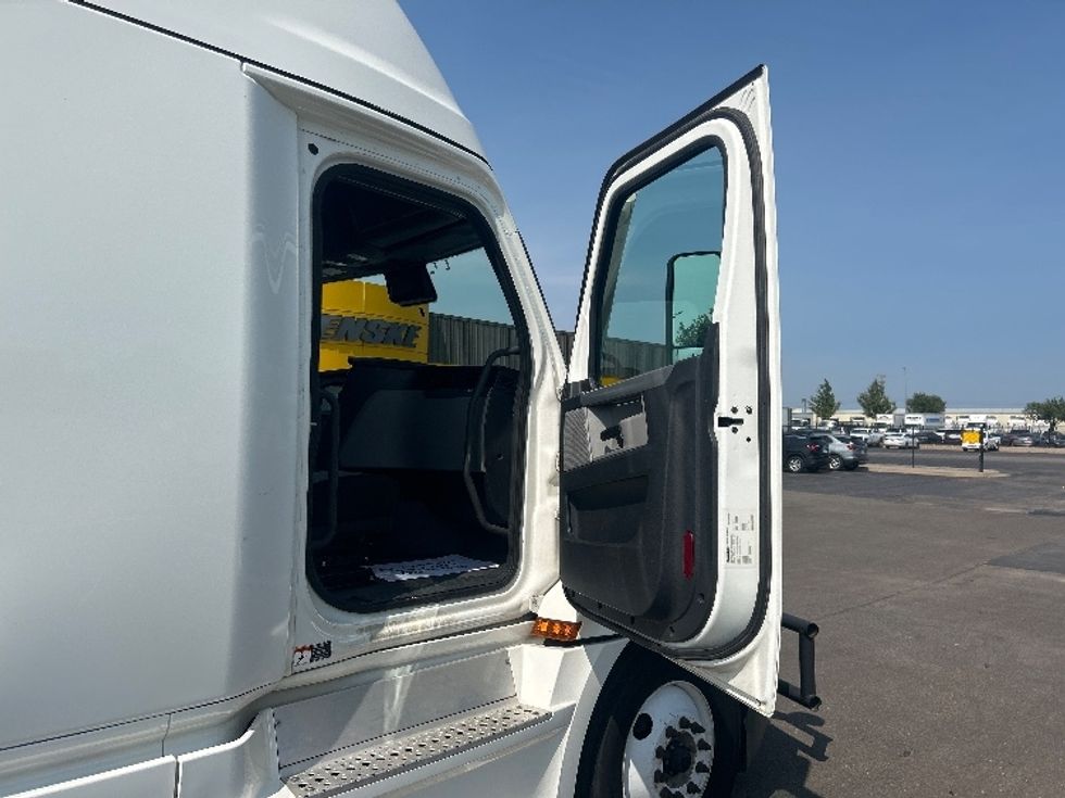 Sleeper Tractor-Heavy Duty Tractors-Freightliner-2021-T12664ST-Oklahoma City-OK-451,672\n\t\tmiles-$ 72,000 - Image 13