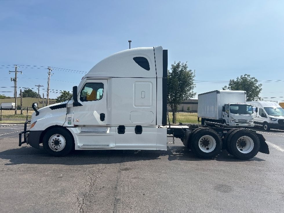 Sleeper Tractor-Heavy Duty Tractors-Freightliner-2021-T12664ST-Oklahoma City-OK-451,672\n\t\tmiles-$ 72,000 - Image 4