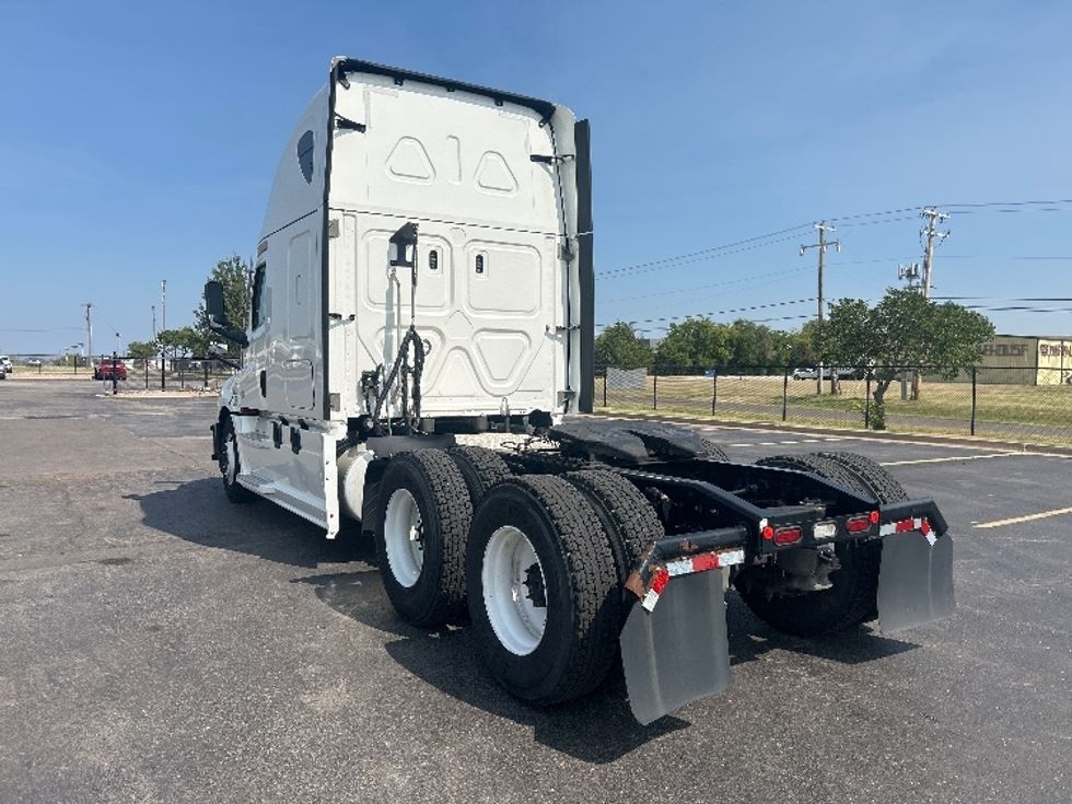 Sleeper Tractor-Heavy Duty Tractors-Freightliner-2021-T12664ST-Oklahoma City-OK-451,672\n\t\tmiles-$ 72,000 - Image 5