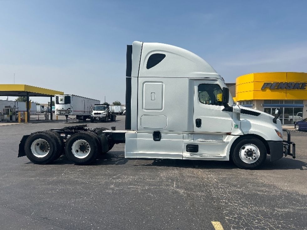 Sleeper Tractor-Heavy Duty Tractors-Freightliner-2021-T12664ST-Oklahoma City-OK-451,672\n\t\tmiles-$ 72,000 - Image 8