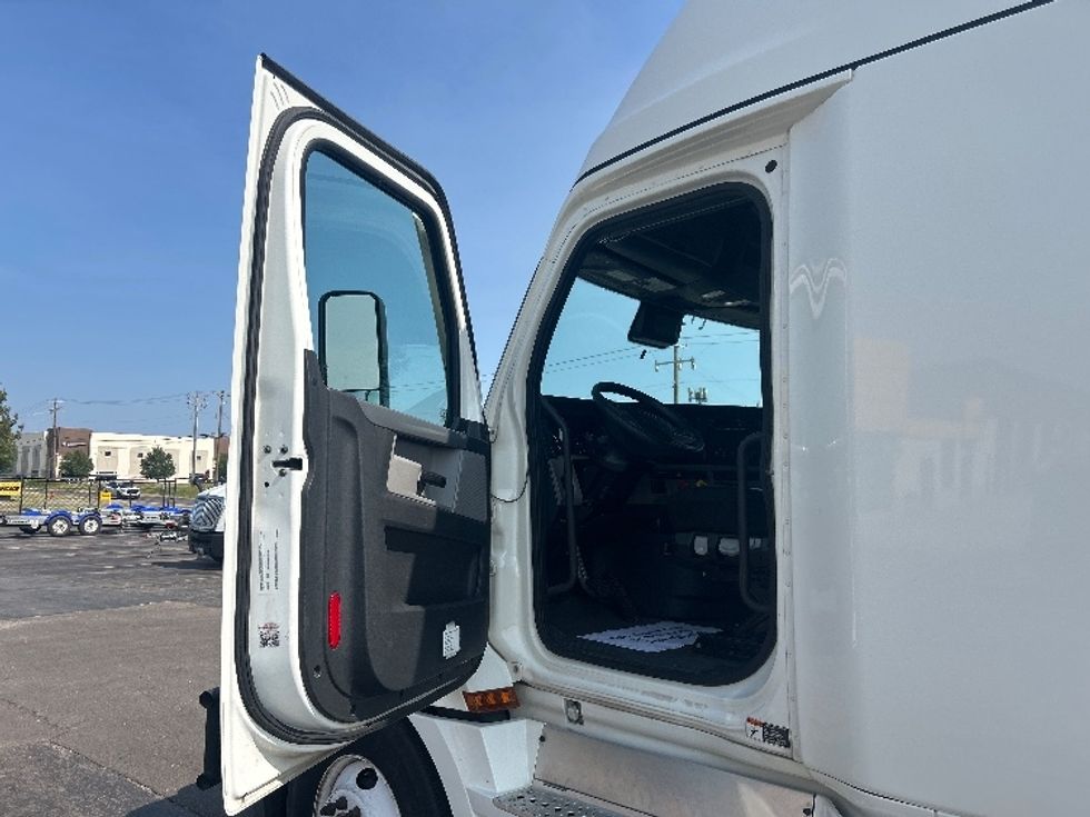 Sleeper Tractor-Heavy Duty Tractors-Freightliner-2021-T12664ST-Oklahoma City-OK-451,672\n\t\tmiles-$ 72,000 - Image 9